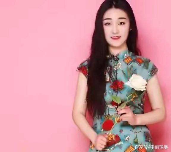 大衣哥儿媳旗袍写真曝光，与结婚照比起来究竟哪一个更美？