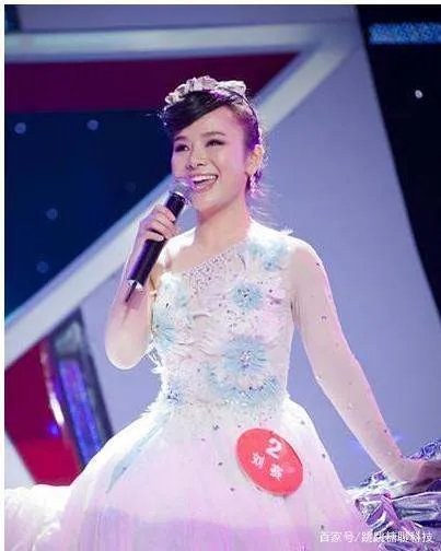 她曾获星光大道冠军,双目失明成当红歌手,婚后成幸福人妻,她是谁?