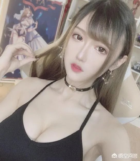 腐团儿露白色内裤