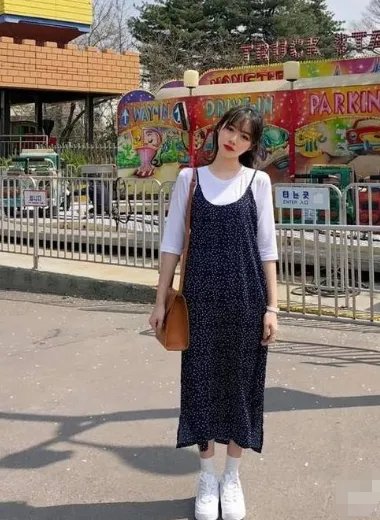 吊带裙怎么搭配