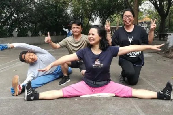 老人组团龟蛇爬行走红,这种锻炼方式有啥科学道理吗?