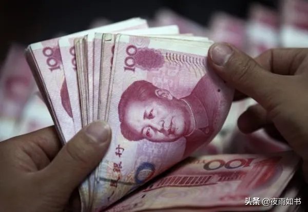 福建一男子一时冲动,当街撒10万现金,一地钞票遭哄抢光后才后悔,对此你怎么看?