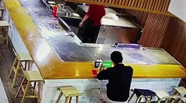 一名厨师为泪奔程序员煎百分爱心餐,此事中透露出了哪些问题?