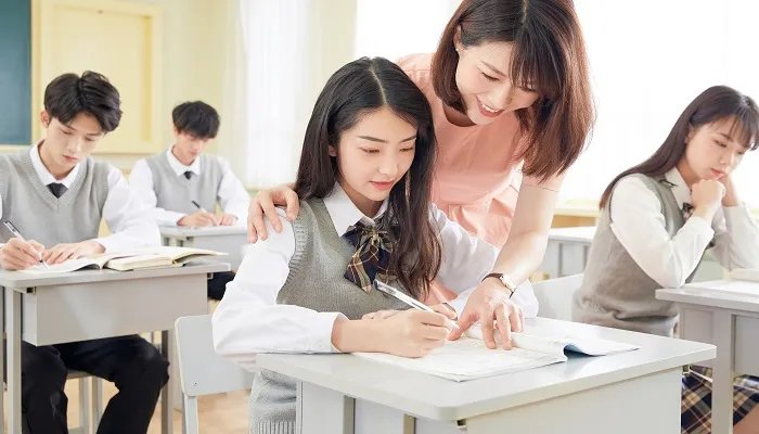 一朝沐杏雨,一生念师恩出自哪里
