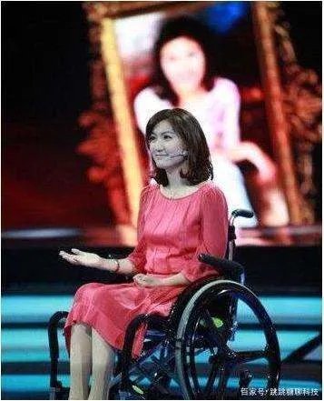 她曾获星光大道冠军,双目失明成当红歌手,婚后成幸福人妻,她是谁?