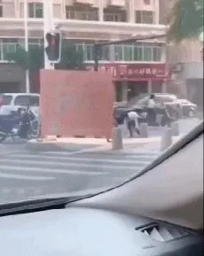 福建一男子一时冲动,当街撒10万现金,一地钞票遭哄抢光后才后悔,对此你怎么看?
