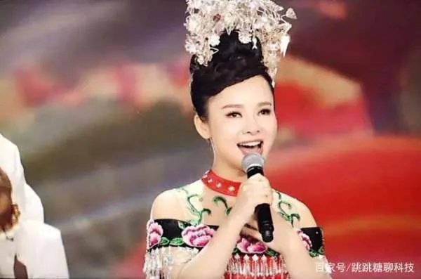 她曾获星光大道冠军,双目失明成当红歌手,婚后成幸福人妻,她是谁?