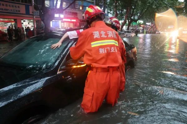 广东珠海发布暴雨红色预警，街道积水严重，市民出行需要注意些什么？