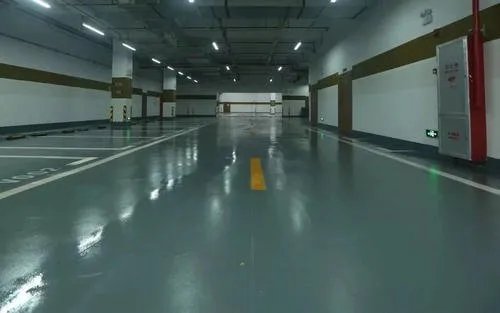 学校建地下车库供家长接送孩子，此举解决了哪些问题？