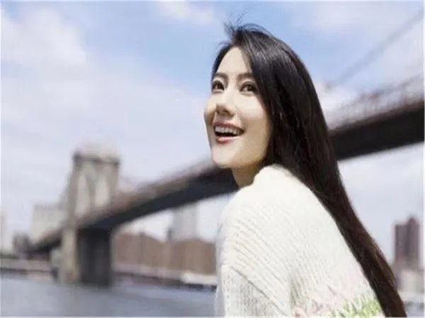 清华女神教授42岁未婚,坦然的做了自己,面对年迈的父母该怎么办?