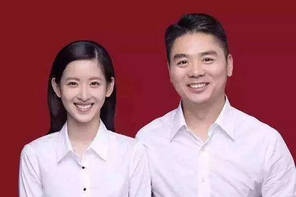 章泽天参加清华校友会站C位,为什么大家会吐槽说好讽刺?