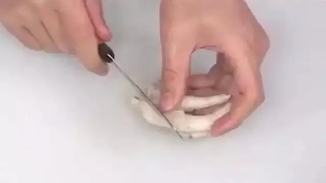 无骨鸡爪是怎么去骨的?