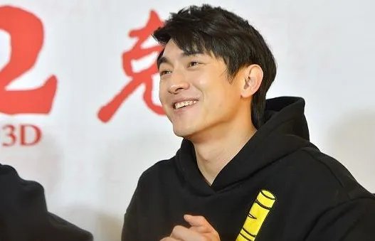 林更新被大姐拦车门要合影一事遭到了粉丝怎样的调侃?
