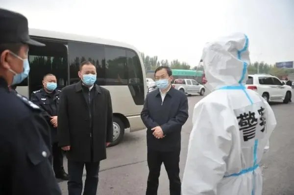 宁夏一男子在微信群中发“狗狗警察”表情包被拘留,他违反了哪些法律法规?