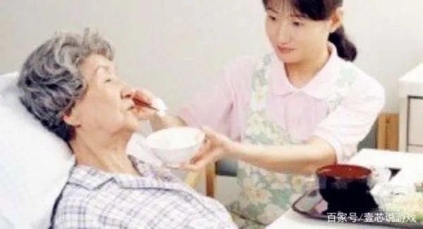老伴瘫痪,儿子接我们去城里养老,半夜起来听到儿媳的什么话,我愣住?