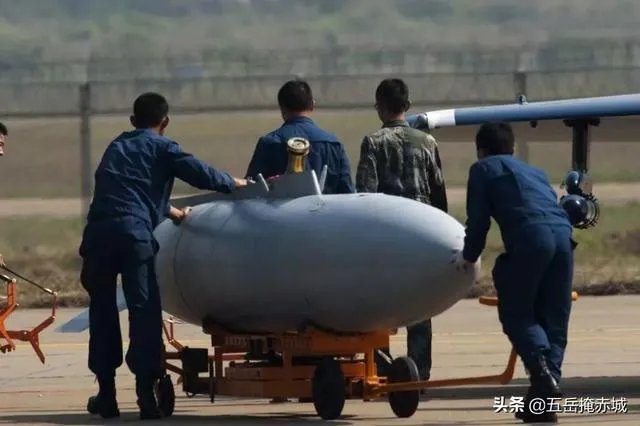 为什么J10不加装保型油箱,而加三个副油箱占用外挂架呢?