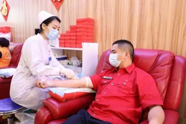 熊猫血志愿者18年献血80多次,你如何看待他的善举?