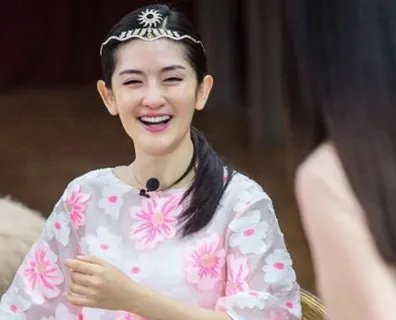 网友爆料谢娜在直播时疑似孕吐反应,难道谢娜真的怀孕了吗?