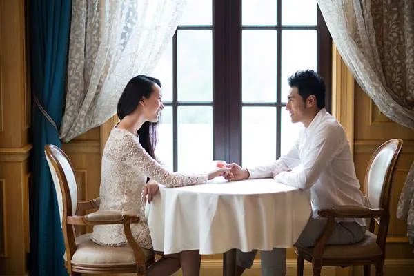 男子同时交6女友骗300多万,事情的原委是什么?