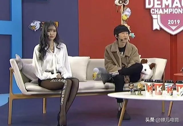 LOL腐团儿晒解说德杯照片,黑丝长腿再次获网友点赞,你有何看法?