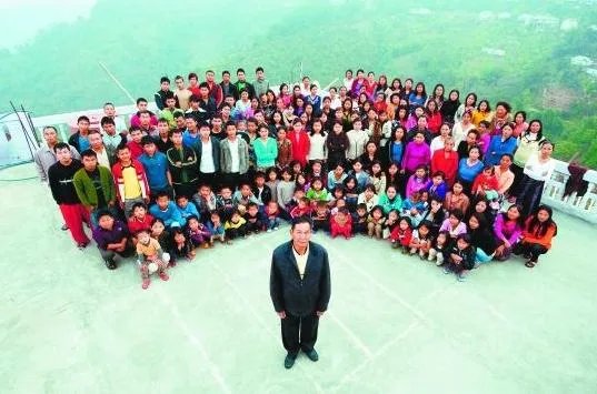 印度一男子娶39位妻子,全家181人住同一层楼,后来怎样?