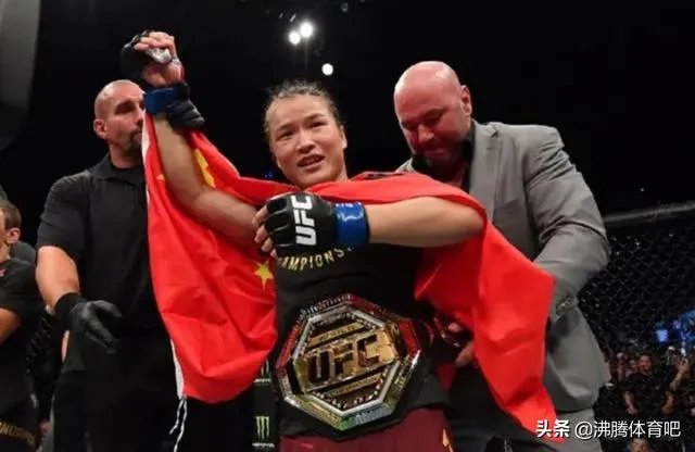 张伟丽和乔安娜的UFC冠军赛中,乔安娜一度像稳拿冠军一样笑着炫耀,具体是怎么回事?