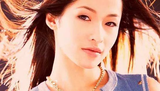 萧亚轩宣布恋上小16岁鲜肉黄皓,他们会长久吗?