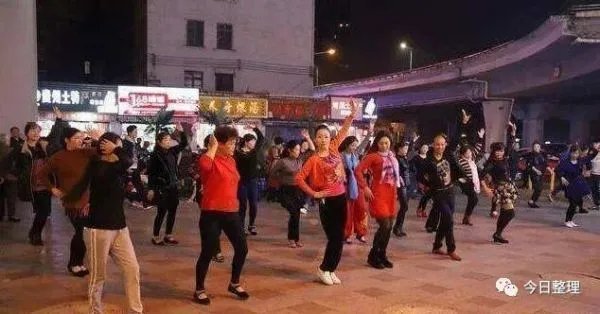 一小区居民出招放“神曲”对峙广场舞,以毒攻毒有用吗?