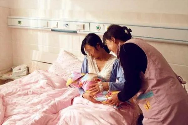 女子产后半小时参加三门中考,你在生完孩子后是什么状态呢?