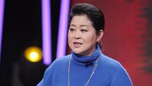 董卿倪萍两代央视一姐罕见合体,风光无限的她们为何泪流满面?