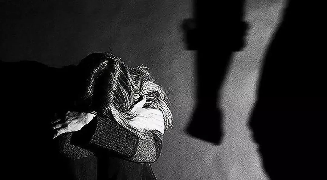 江西一男子当街疯狂殴打一女子,二者有什么矛盾?