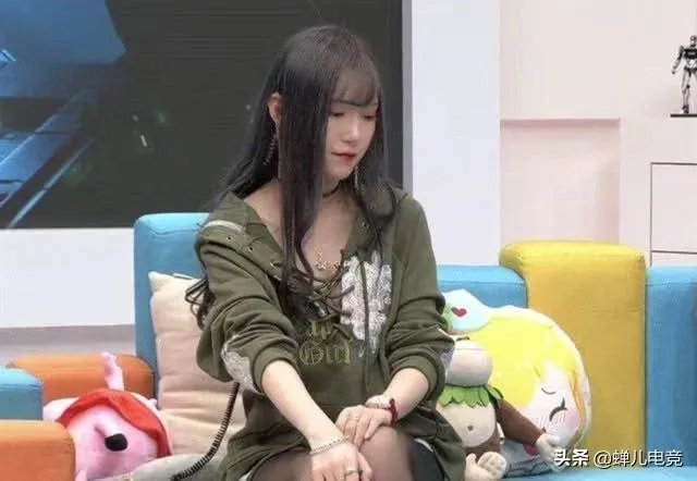 LOL腐团儿晒解说德杯照片,黑丝长腿再次获网友点赞,你有何看法?