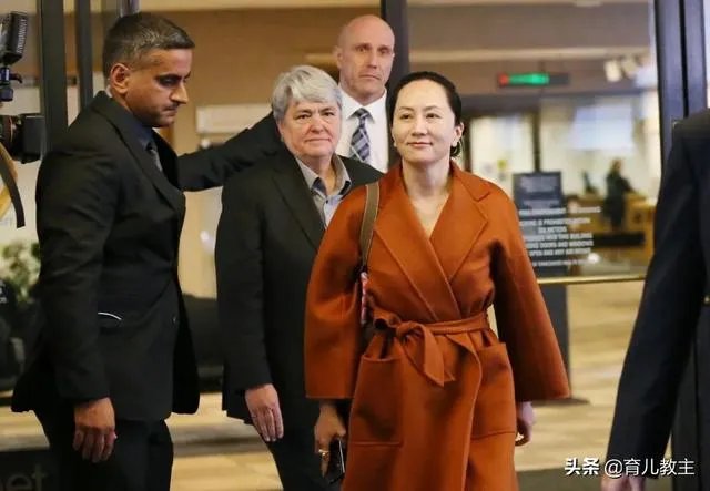 孟晚舟出庭时身边有不少随行的人是什么身份?又说明了什么问题?