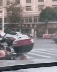 福建一男子一时冲动,当街撒10万现金,一地钞票遭哄抢光后才后悔,对此你怎么看?