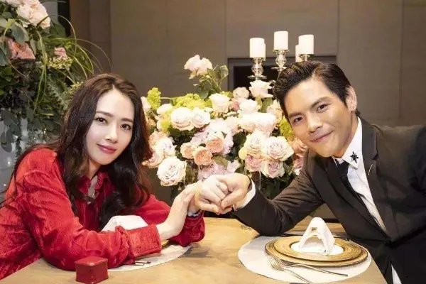 向太官宣郭碧婷怀孕,怀个孕热搜第一,这家人有多爱出风头?