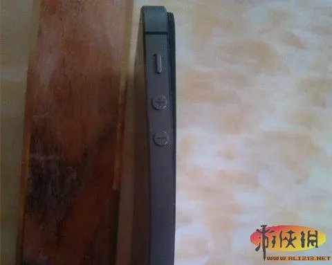 iPhone5S边框没出现掉漆 但iPhone5S被压弯了