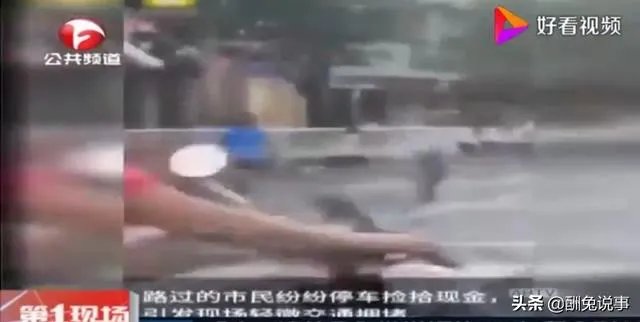 福建一男子一时冲动,当街撒10万现金,一地钞票遭哄抢光后才后悔,对此你怎么看?