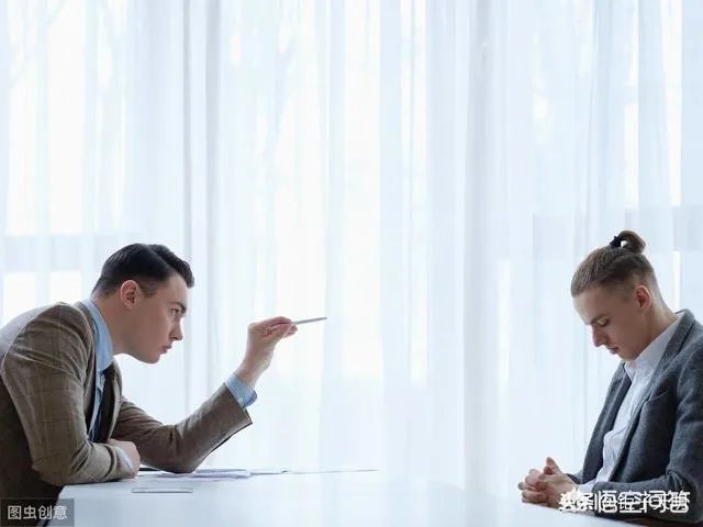 在工作中发现直属领导弄虚作假,要不要告诉老板?