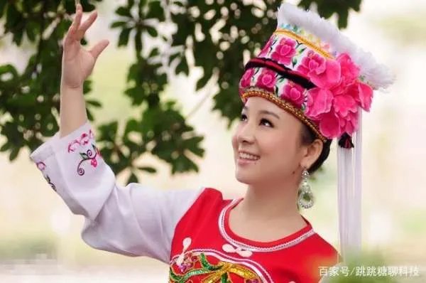 她曾获星光大道冠军,双目失明成当红歌手,婚后成幸福人妻,她是谁?