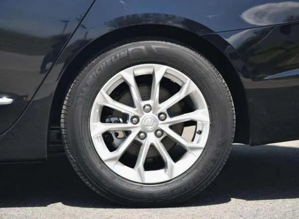 不到22万的中大型轿车,入门版的别克君越,配置够用吗?