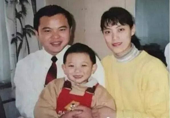 黄子韬八月曾为父祈福,如何看待黄子韬与父亲的关系?