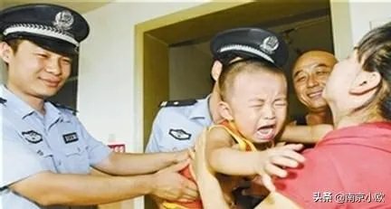 南京:女童暑夜走失3小时,民警及时助力团圆,你怎么看?