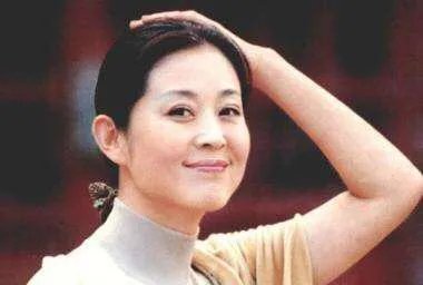 董卿倪萍两代央视一姐罕见合体,风光无限的她们为何泪流满面?
