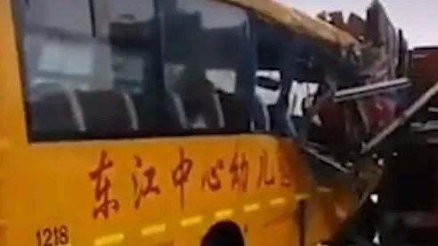 官方通报幼儿园校车与货车相撞,此事故到底是谁的责任?