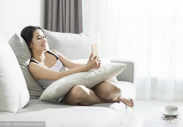 晚上睡前夫妻二人各自看着自己的手机,是什么心理?