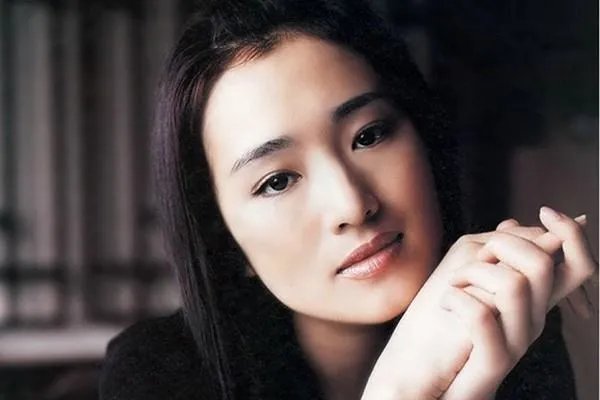 如何评价巩俐在第76届威尼斯电影节走红毯时的表现?