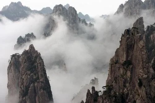 如何看待游客雨中爬黄山崩溃想回家的事件呢？
