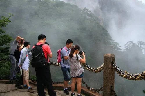 如何看待游客雨中爬黄山崩溃想回家的事件呢?