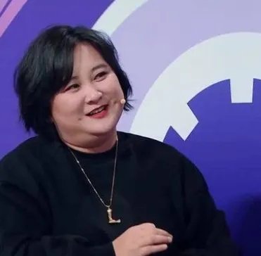 贾玲在街头录节目被偶遇,穿单薄公主裙不怕冷,艺人的工作有多么艰辛?