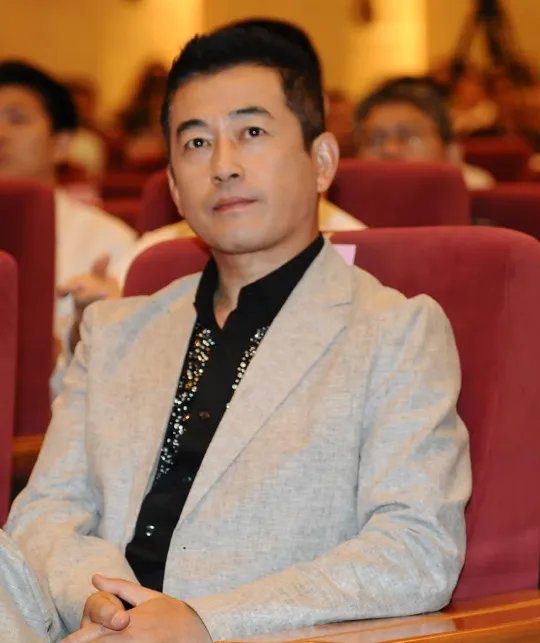 为娶张歆艺丢弃原配,与儿子闹翻的王志飞,后来怎样?